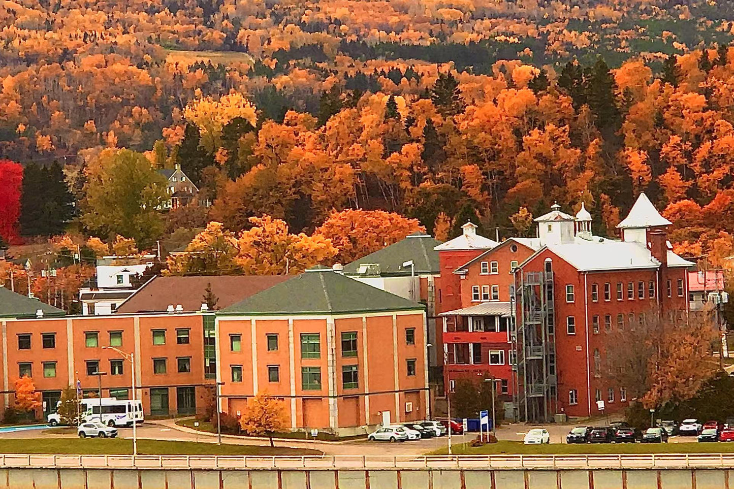 【魁北克赏枫之旅】10月10日–10月15日 | 皇家秋色｜法式古城｜枫林峡谷｜静谧湖畔